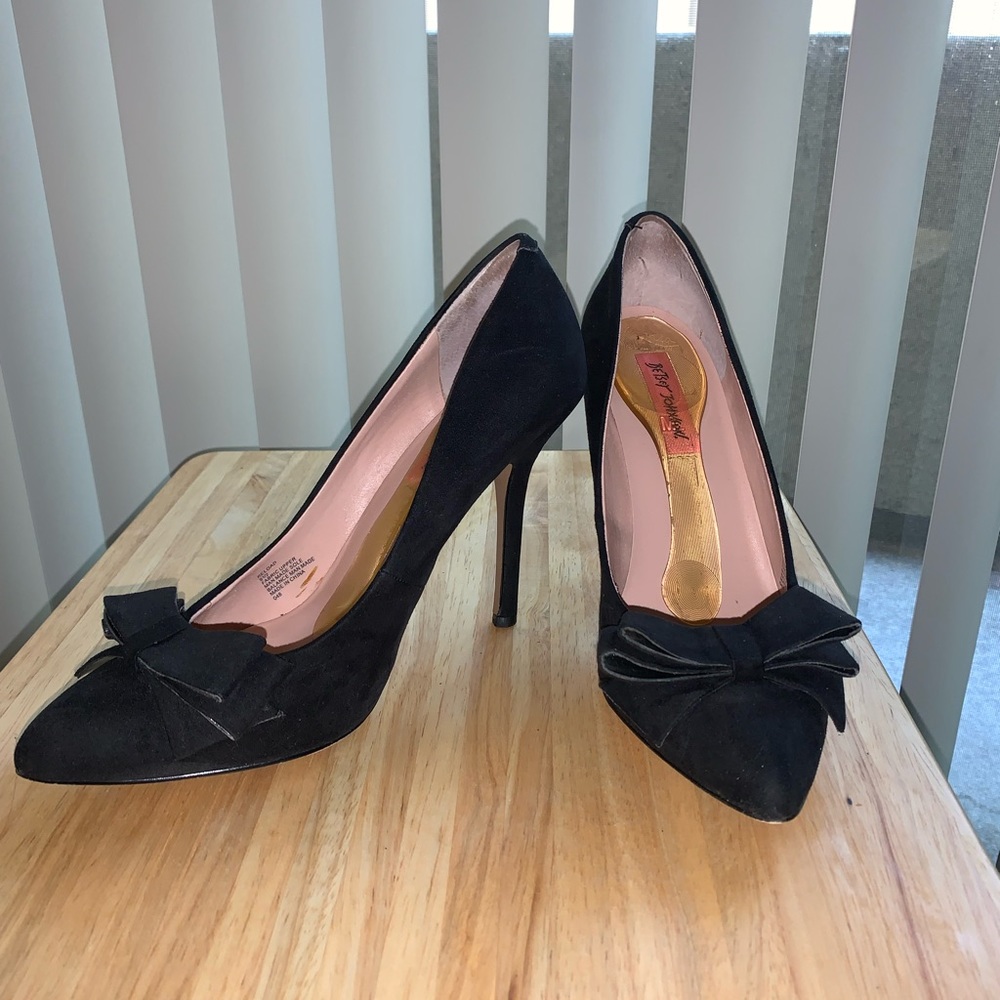 EUC Betsey Johnson Reload Pump Black Bow Stilettos- Sz 9.5